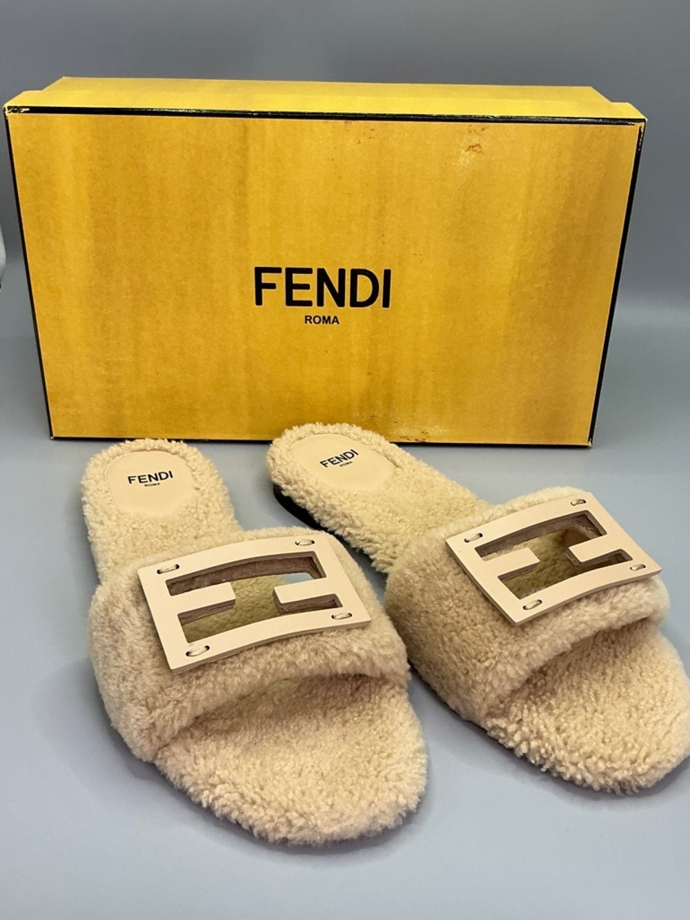 NWT Fendi Cream Shearling Logo Slide Sandals size 39 fit 8-9 US